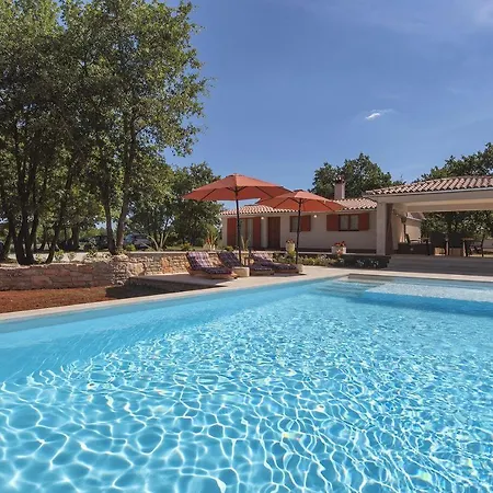 Mit Privatem Pool Und Grossem Grundstueck