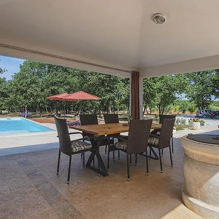 Holiday home Mit Privatem Pool Und Grossem Grundstueck *