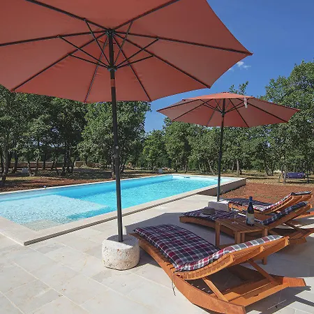 Mit Privatem Pool Und Grossem Grundstueck *