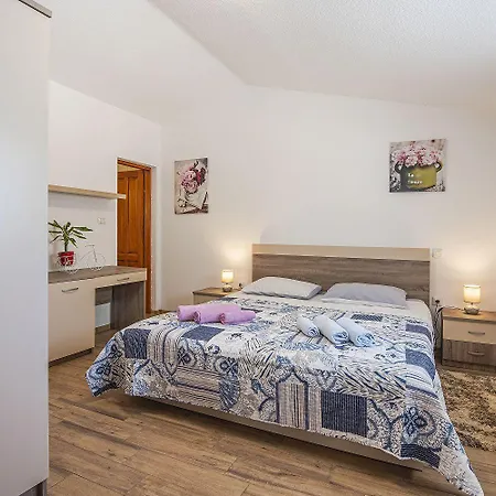 Mit Privatem Pool Und Grossem Grundstueck Holiday home