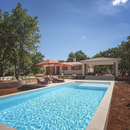 Holiday home Mit Privatem Pool Und Grossem Grundstueck *