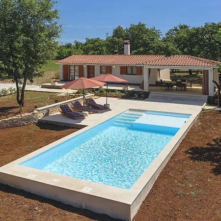 Mit Privatem Pool Und Grossem Grundstueck *
