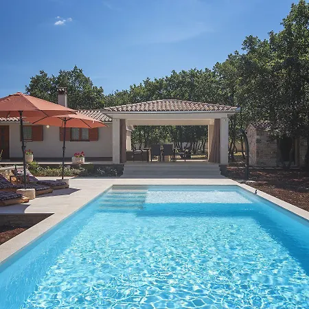 Mit Privatem Pool Und Grossem Grundstueck